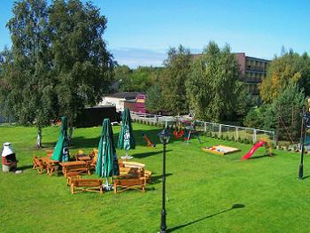 widok na grill i plac zabaw